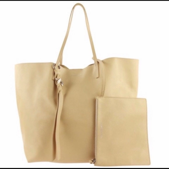 Reposhing this beautiful bag is just not my style - Picture 4 of 5